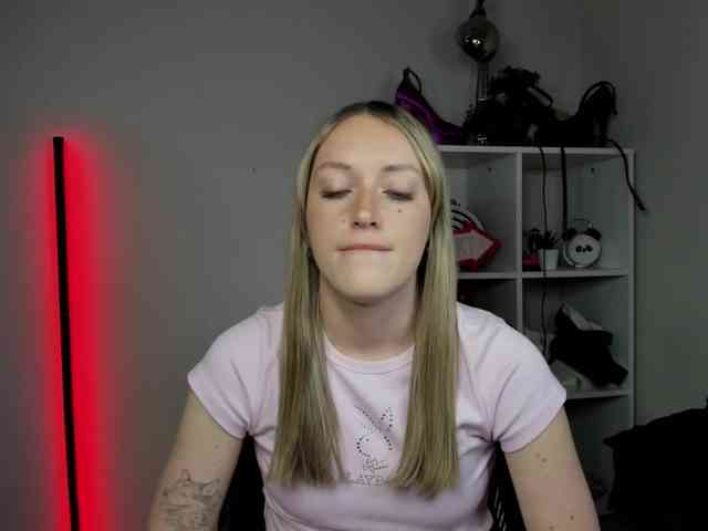 EvelynBlond26 webcam