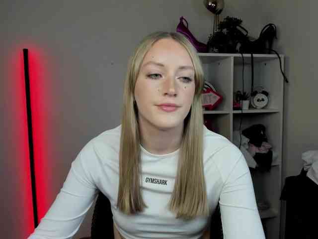EvelynBlond26 webcam