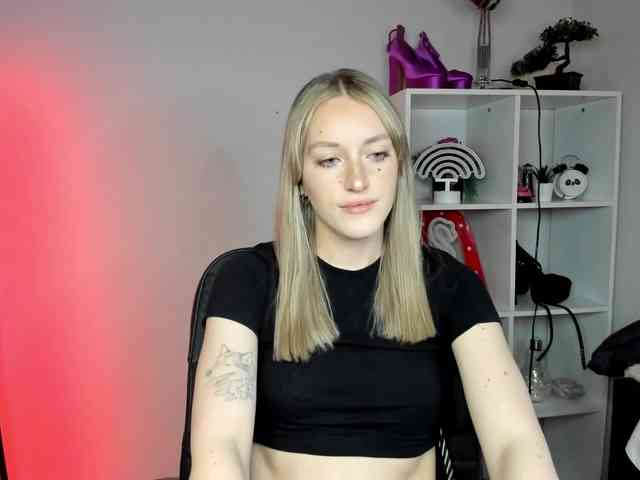 EvelynBlond26 webcam
