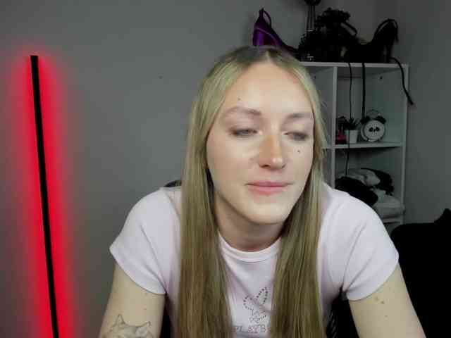 EvelynBlond26 webcam