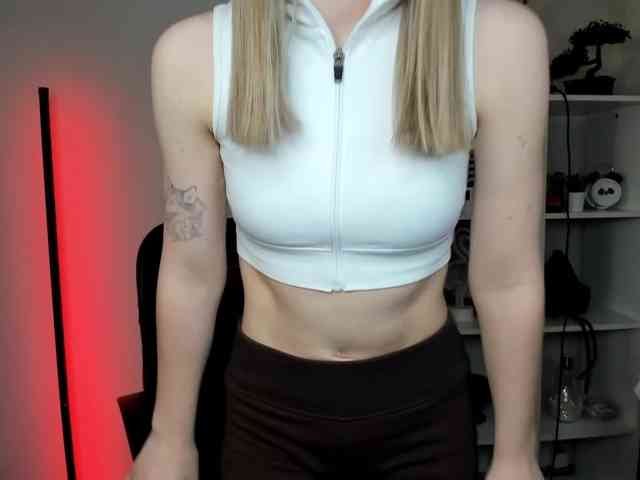 EvelynBlond26 webcam