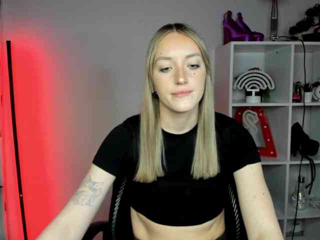 EvelynBlond26 webcam