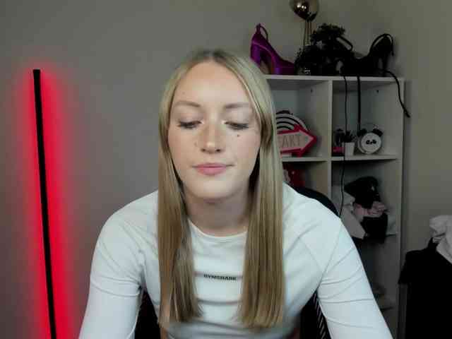 EvelynBlond26 webcam