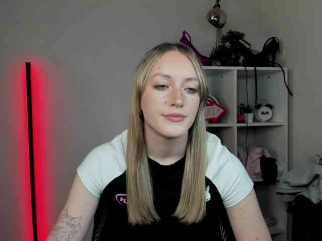 EvelynBlond26 webcam