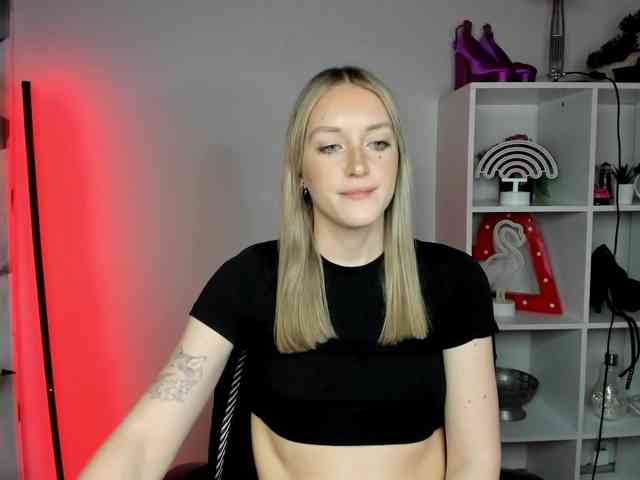 EvelynBlond26 webcam