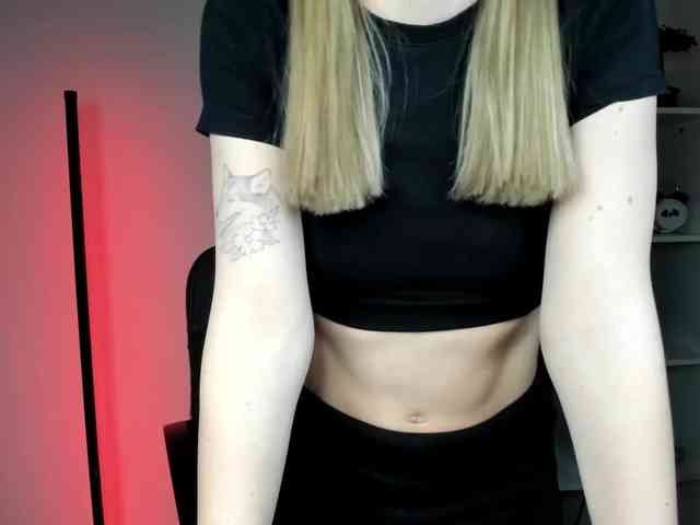 EvelynBlond26 webcam