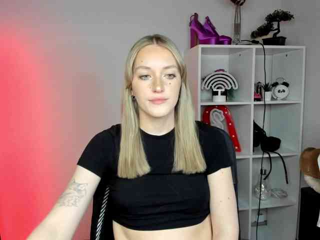 EvelynBlond26 webcam