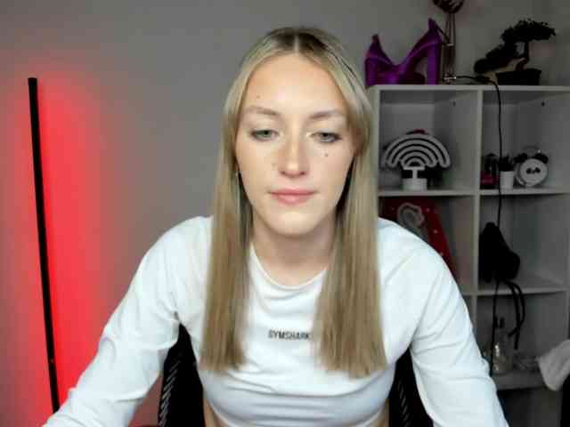 EvelynBlond26 webcam