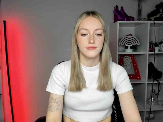EvelynBlond26 webcam