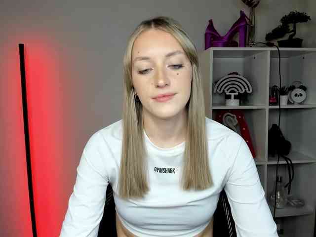 EvelynBlond26 webcam