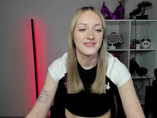 EvelynBlond26 webcam