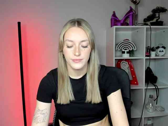 EvelynBlond26 webcam