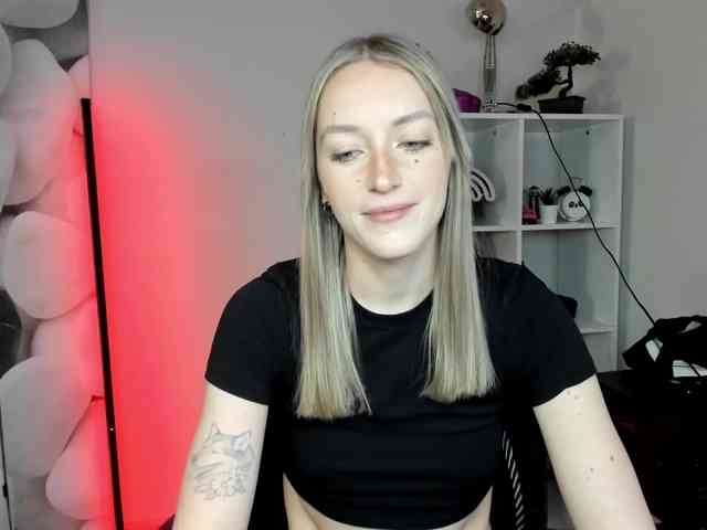 EvelynBlond26 webcam