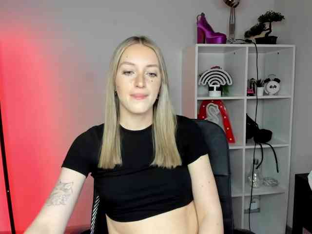 EvelynBlond26 webcam