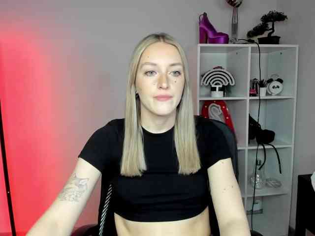 EvelynBlond26 webcam