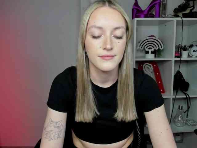 EvelynBlond26 webcam