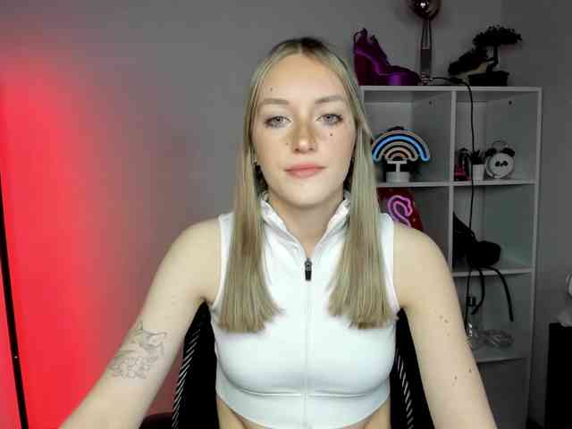 EvelynBlond26 webcam