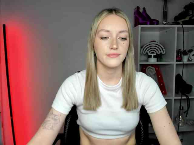 EvelynBlond26 webcam