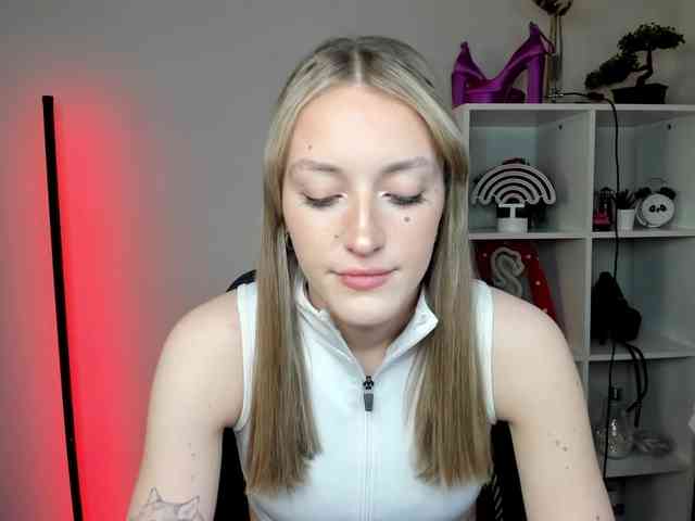EvelynBlond26 webcam