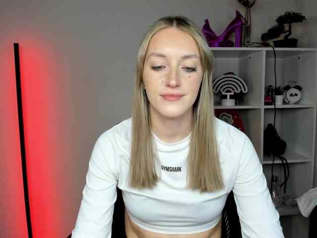 EvelynBlond26 webcam