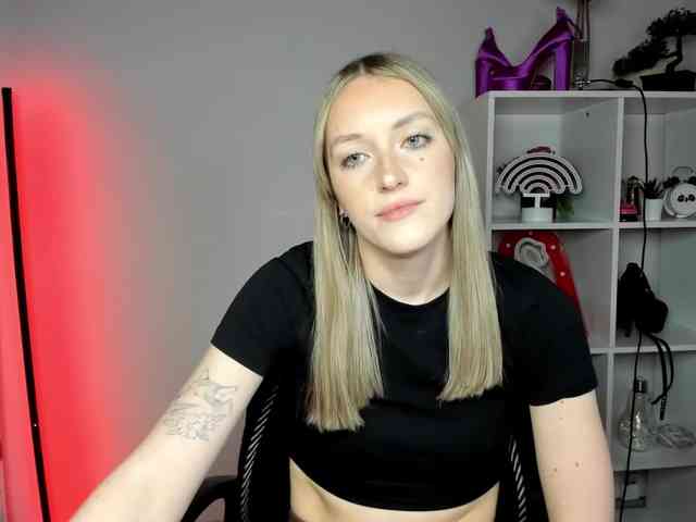 EvelynBlond26 webcam