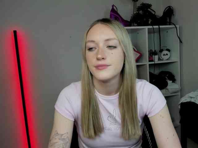 EvelynBlond26 webcam
