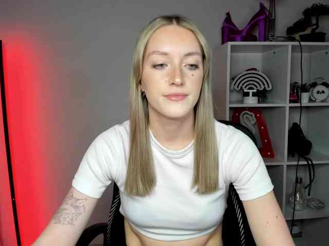 EvelynBlond26 webcam