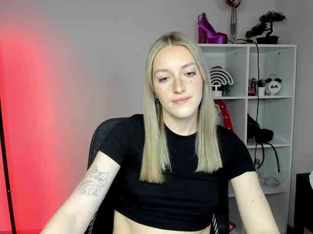EvelynBlond26 webcam