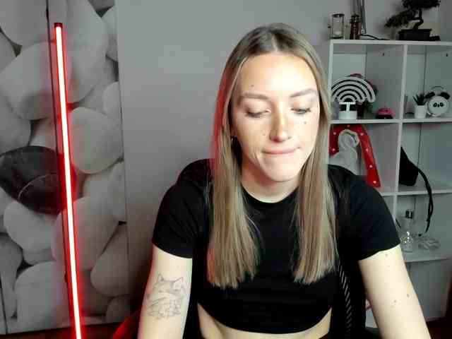 EvelynBlond26 webcam