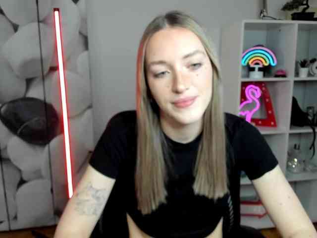 EvelynBlond26 webcam