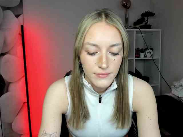 EvelynBlond26 webcam