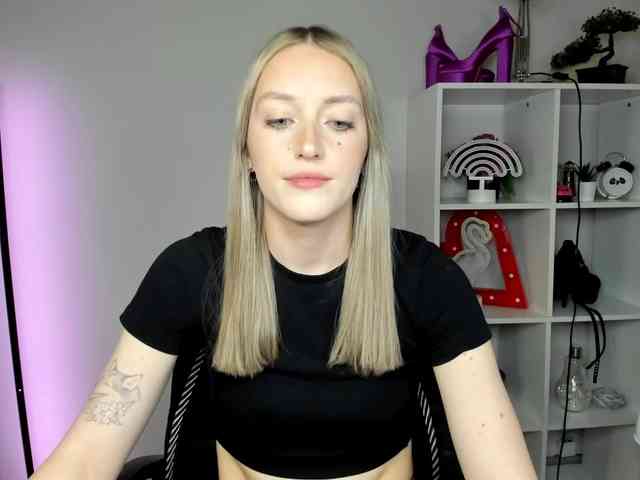 EvelynBlond26 webcam