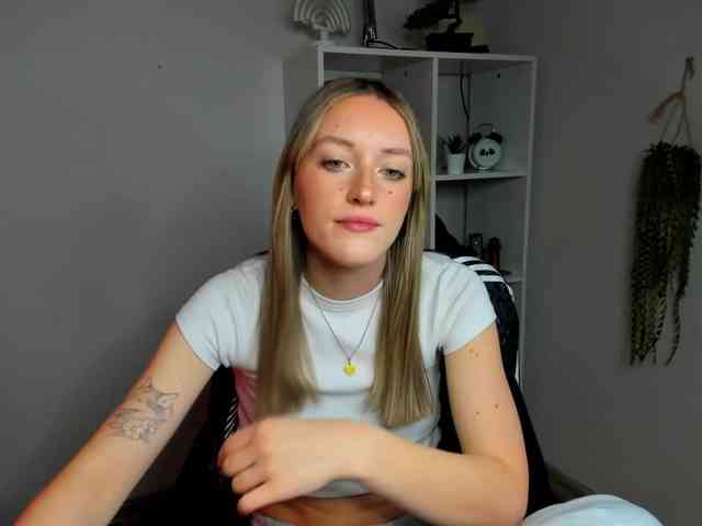 EvelynBlond26 webcam
