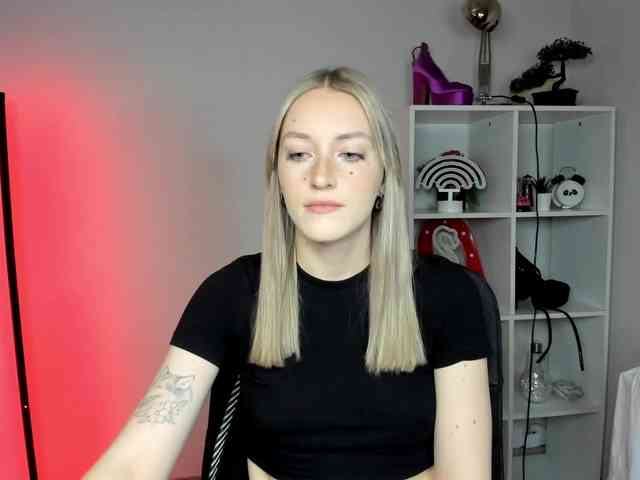 EvelynBlond26 webcam