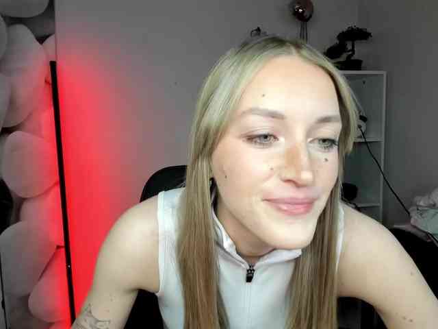 EvelynBlond26 webcam
