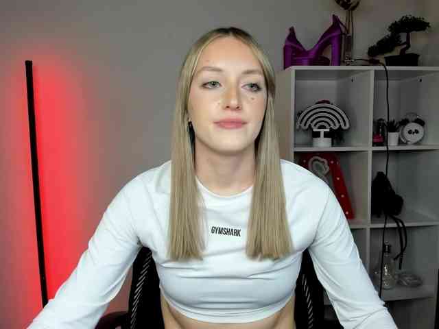 EvelynBlond26 webcam
