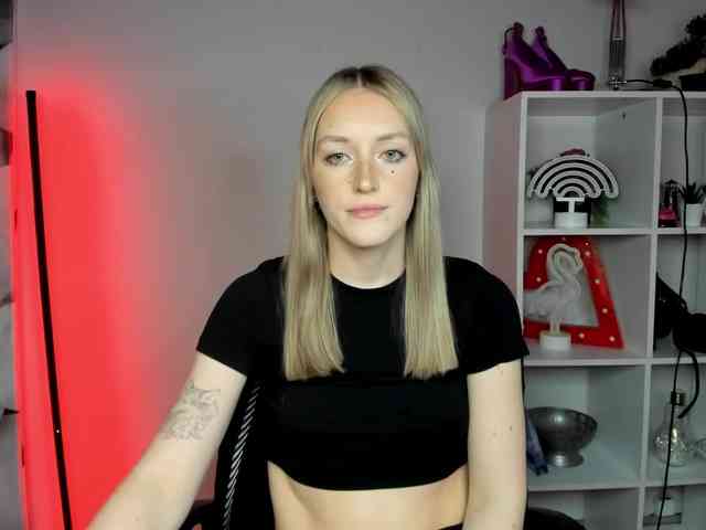 EvelynBlond26 webcam