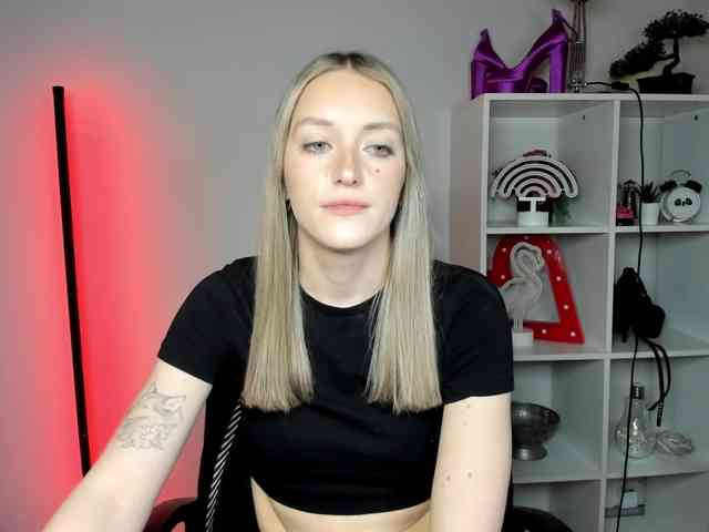 EvelynBlond26 webcam