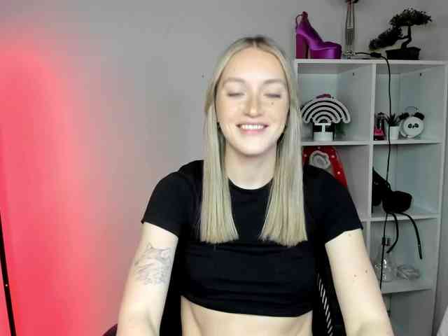 EvelynBlond26 webcam