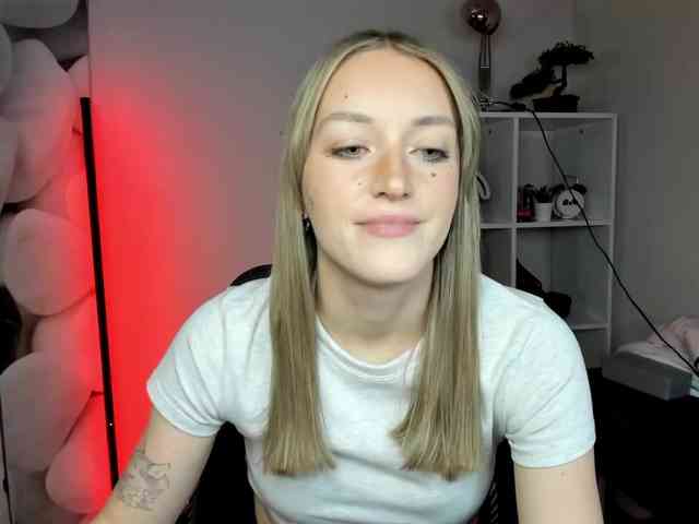EvelynBlond26 webcam