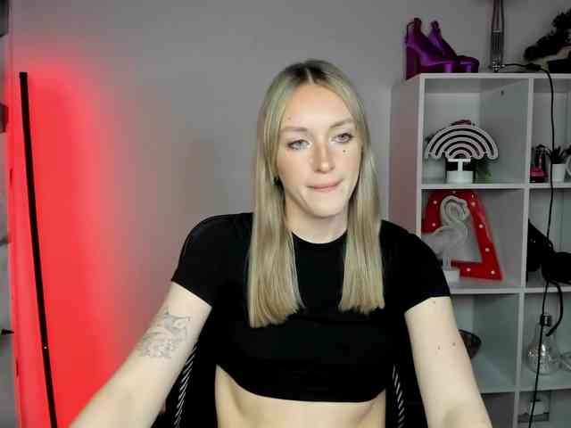 EvelynBlond26 webcam