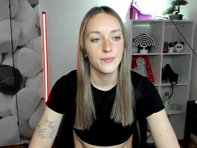 EvelynBlond26 webcam