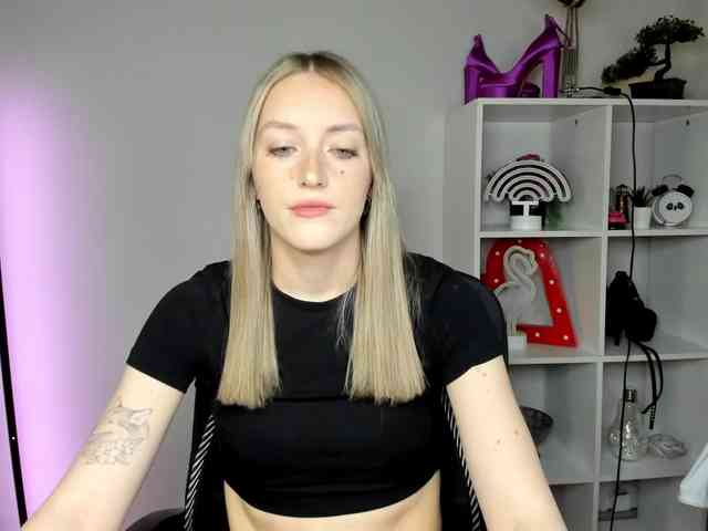 EvelynBlond26 webcam