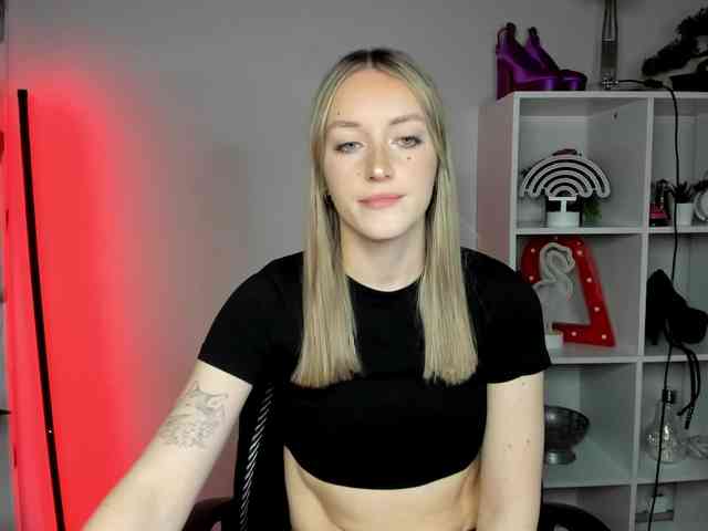 EvelynBlond26 webcam