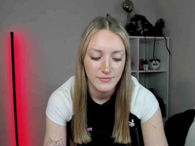EvelynBlond26 webcam