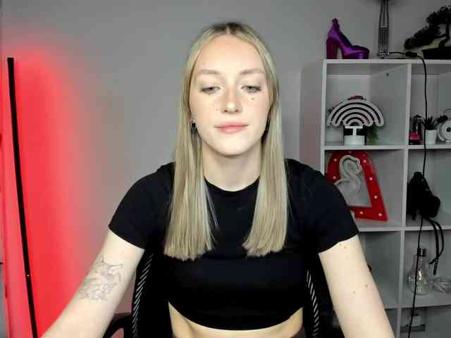 EvelynBlond26 webcam
