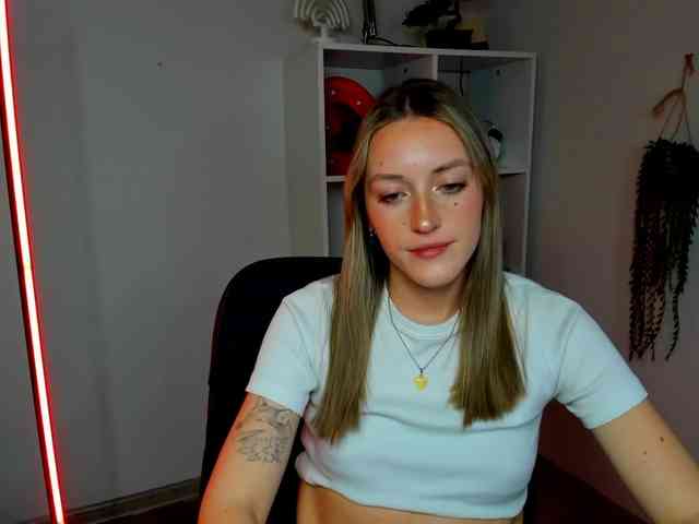 EvelynBlond26 webcam