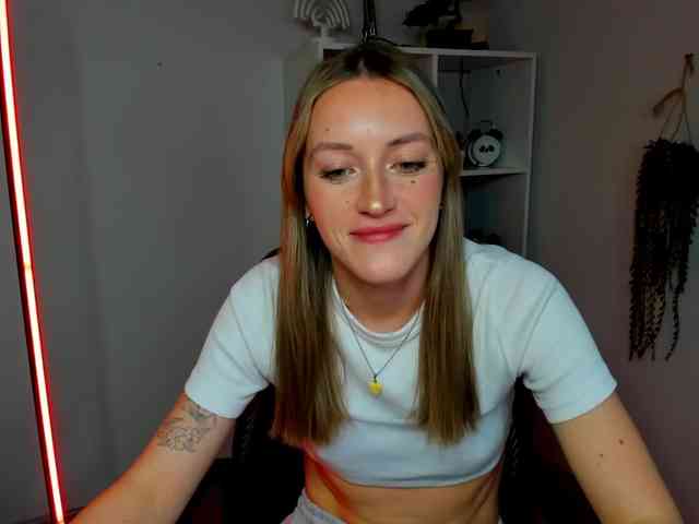 EvelynBlond26 webcam