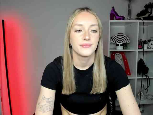 EvelynBlond26 webcam