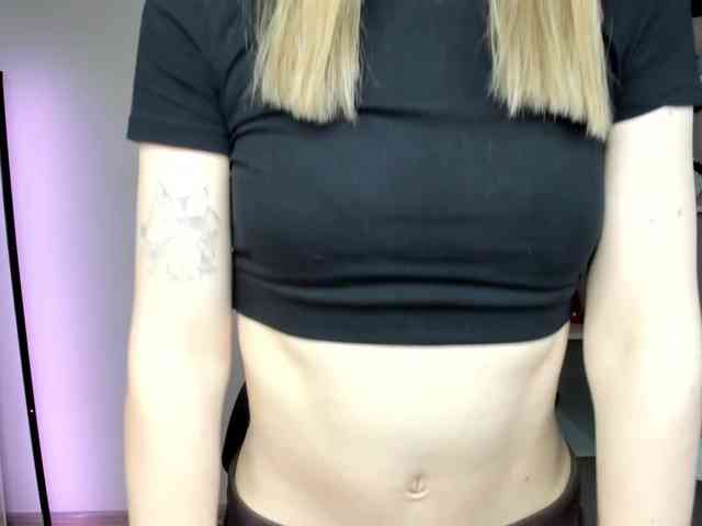 EvelynBlond26 webcam